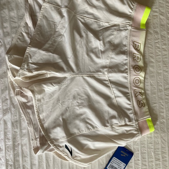 Brooks Women Short 4” 2 in 1 - Picture 4 of 5